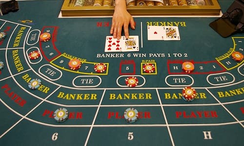 Bet on banker or player in baccarat